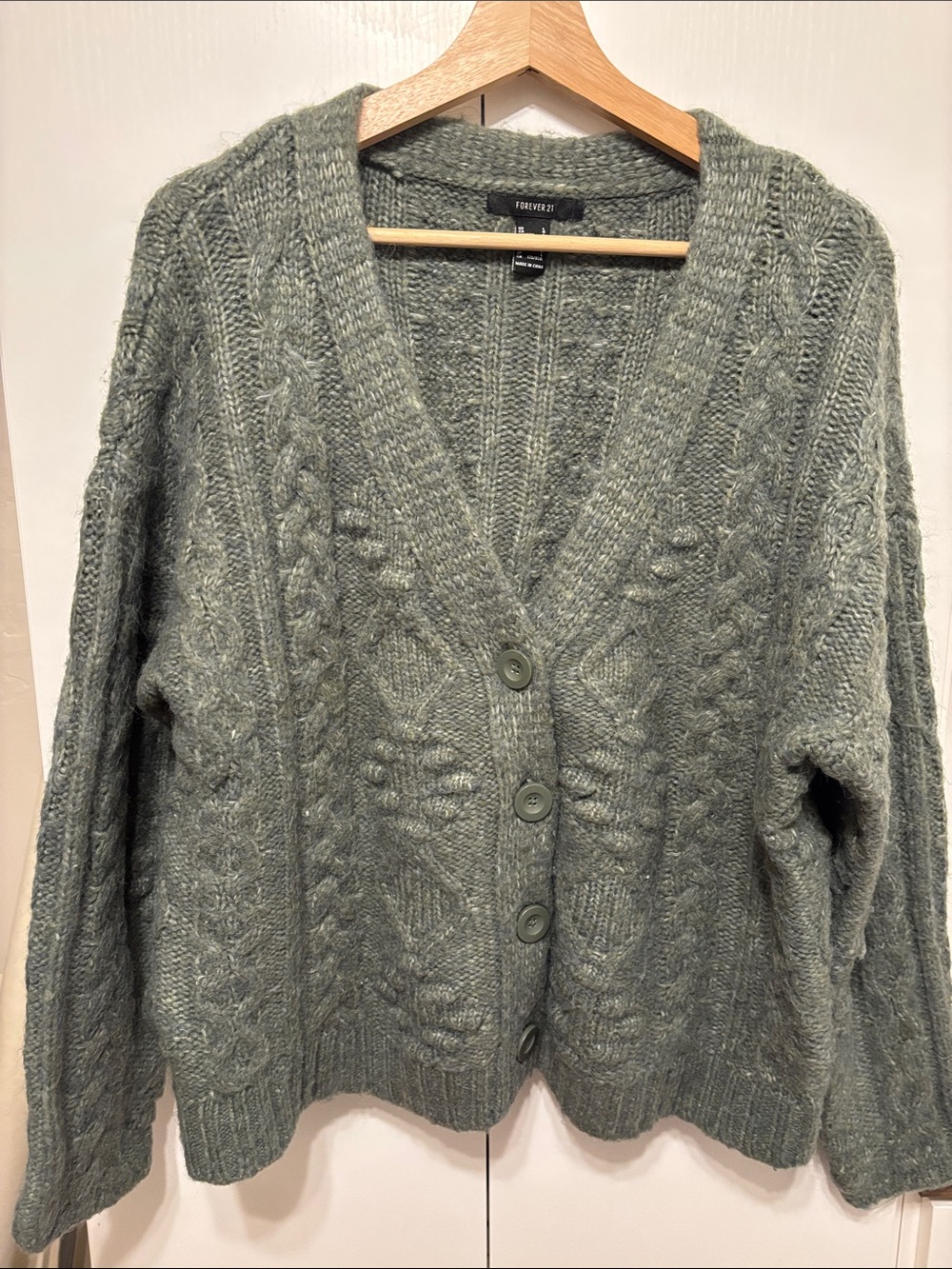 Natural Fiber Cable Knit V-Neck Button Cardigan - L